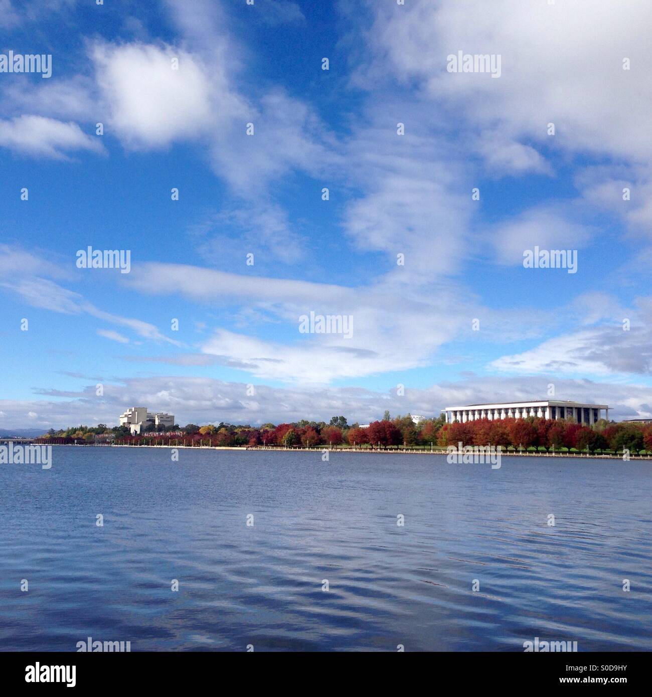 Australian National Library e il Lago Burley Griffin in autunno - Immagine stock catturata con smartphone