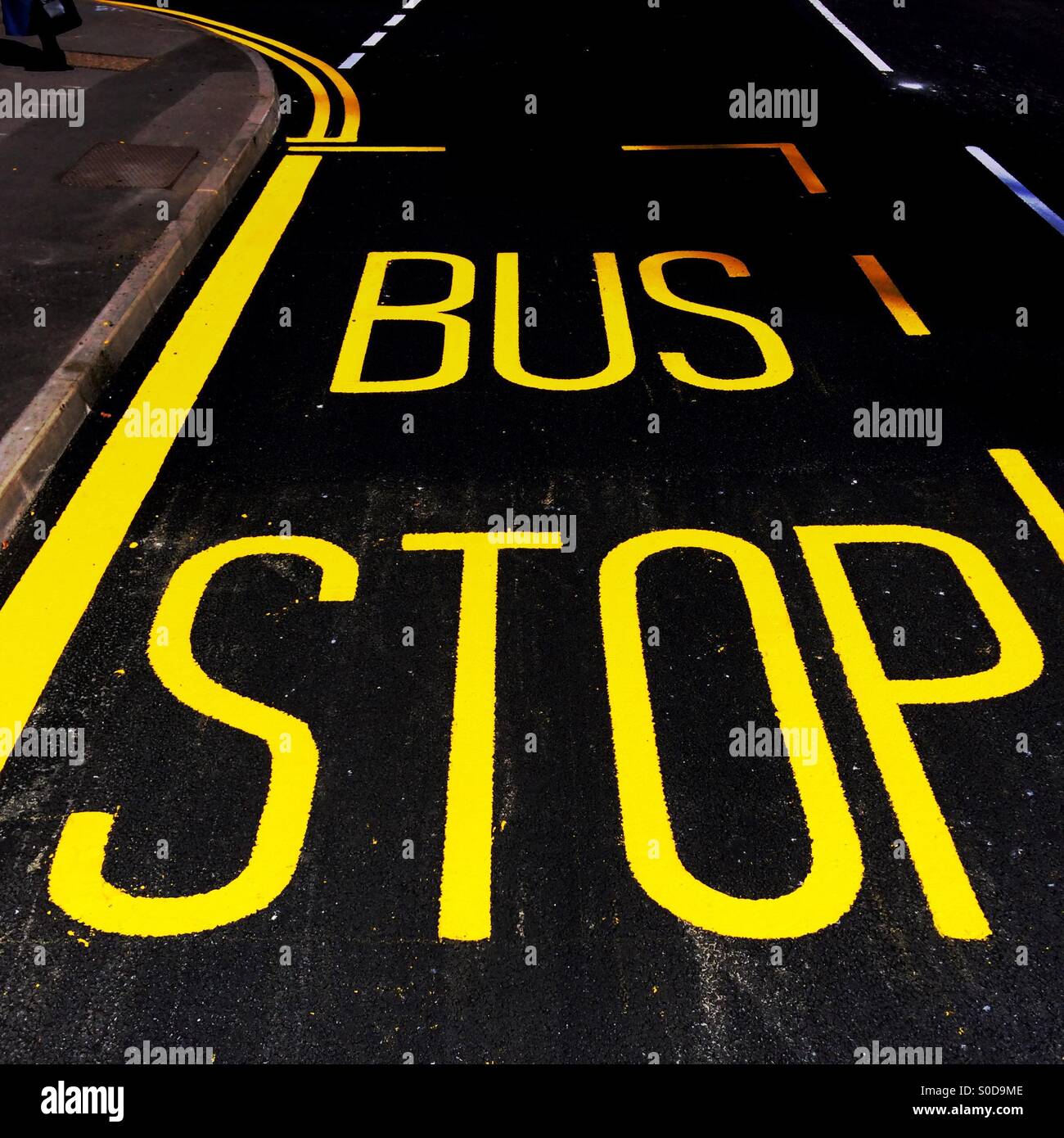 Fermata bus per la segnaletica stradale Guiseley nel West Yorkshire - Immagine stock catturata con smartphone