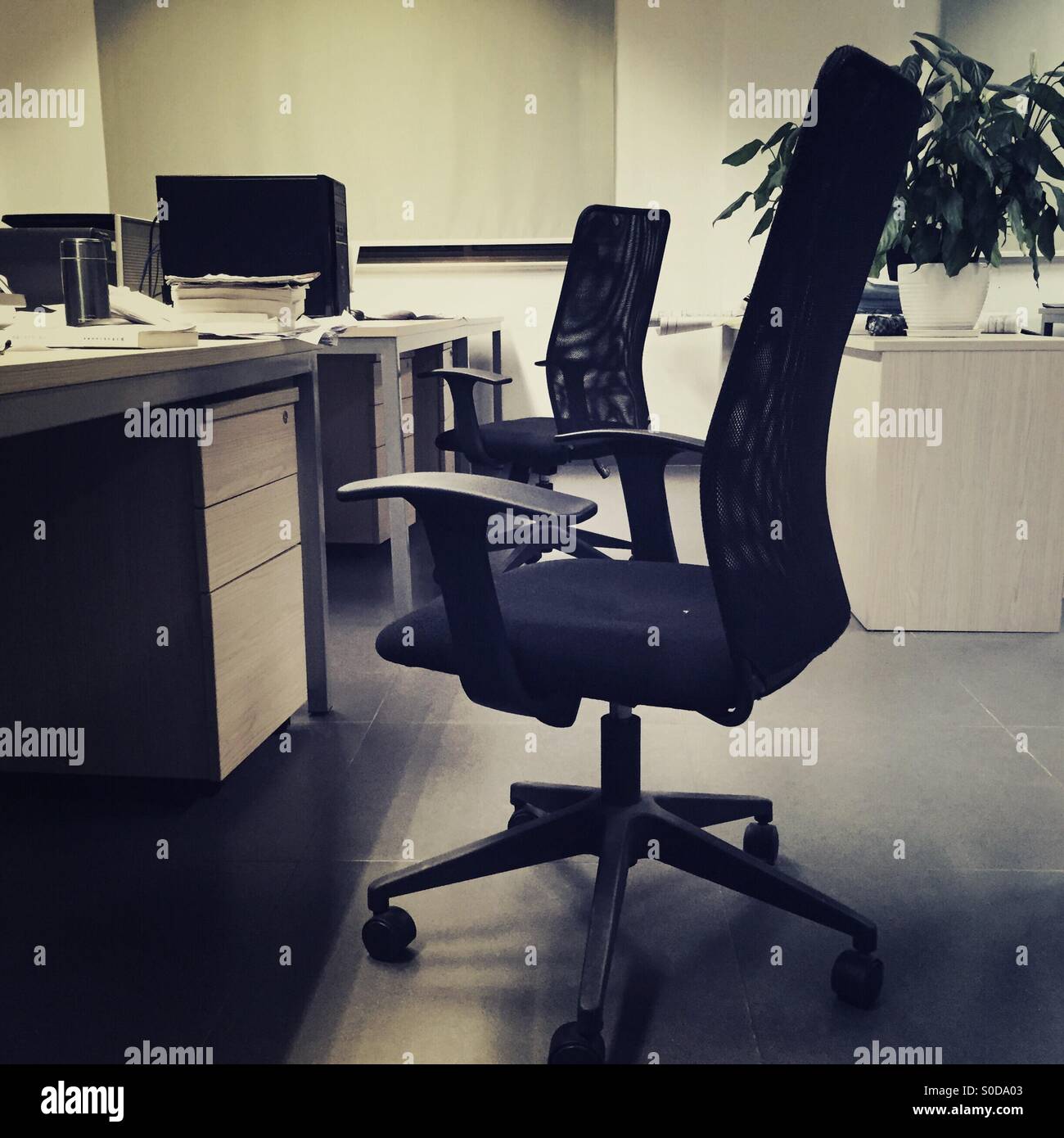 Le sedie da ufficio e scrivania Foto Stock