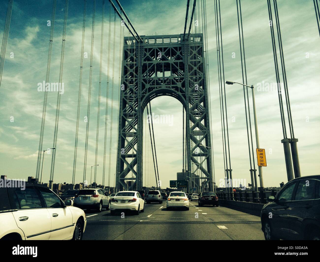 Il traffico sul ponte George Washington Bridge, la guida nella città di New York dal New Jersey, USA. Foto Stock