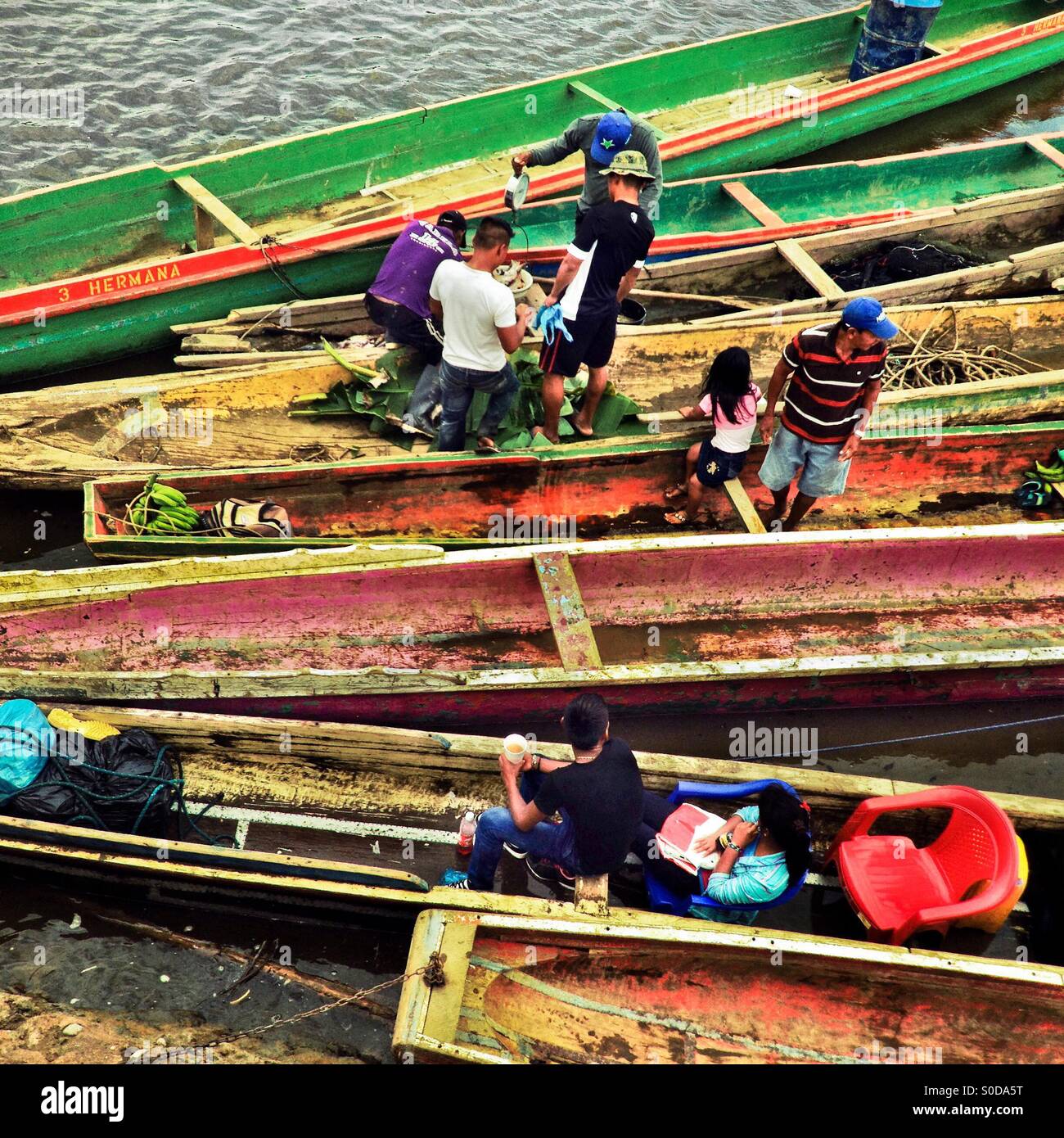 Gli abitanti di un villaggio panamense vendere pesce e banane all'interno delle canoe ancorato sul lungofiume in El Real de Santa María, una comunità nella regione della giungla di Darién, Panama, 29 gennaio 2015. Foto Stock