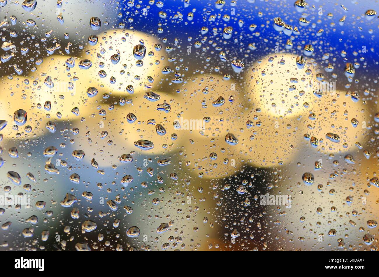 Per le strade delle città di notte attraverso la pioggia-spruzzato sulle finestre, Seattle Foto Stock
