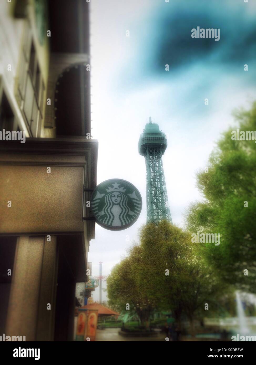 Starbucks Coffee shop sulla strada internazionale a Kings Island Amusement Park (1). Foto Stock