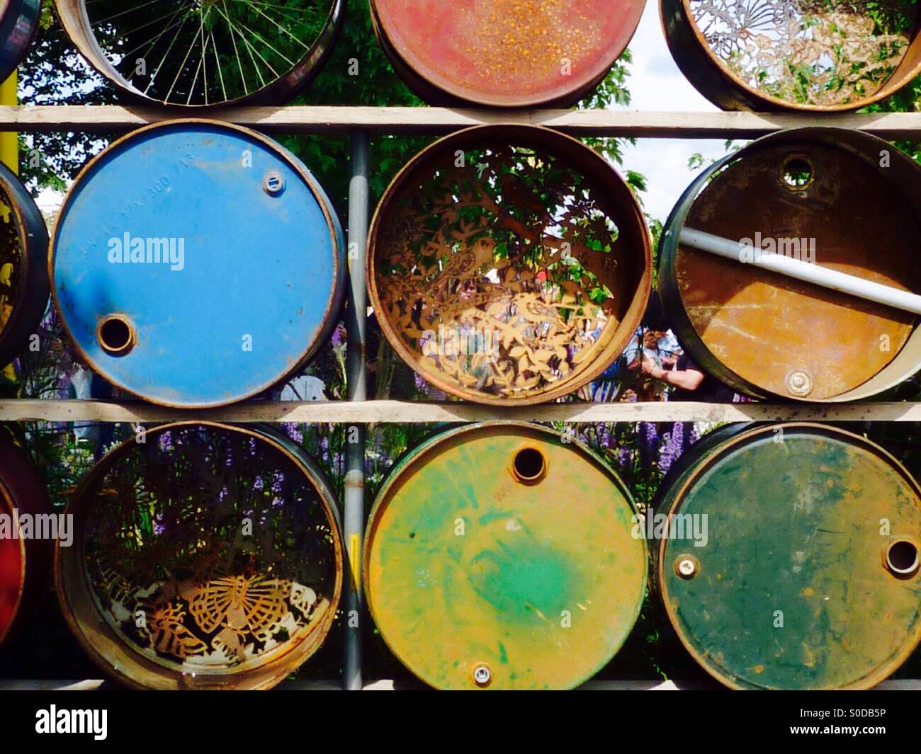 Circolari in acciaio scultura a tema - Immagine stock catturata con smartphone