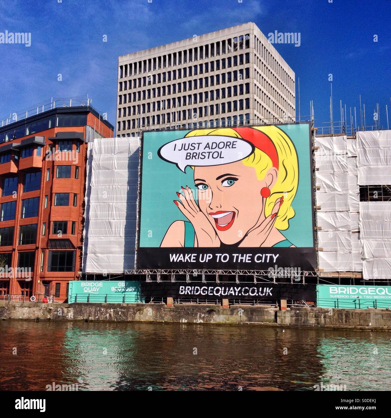 Un banner con lo slogan "Adoro Bristol' nasconde un edificio sito sul il lungomare della citta' da visualizzare. - Immagine stock catturata con smartphone