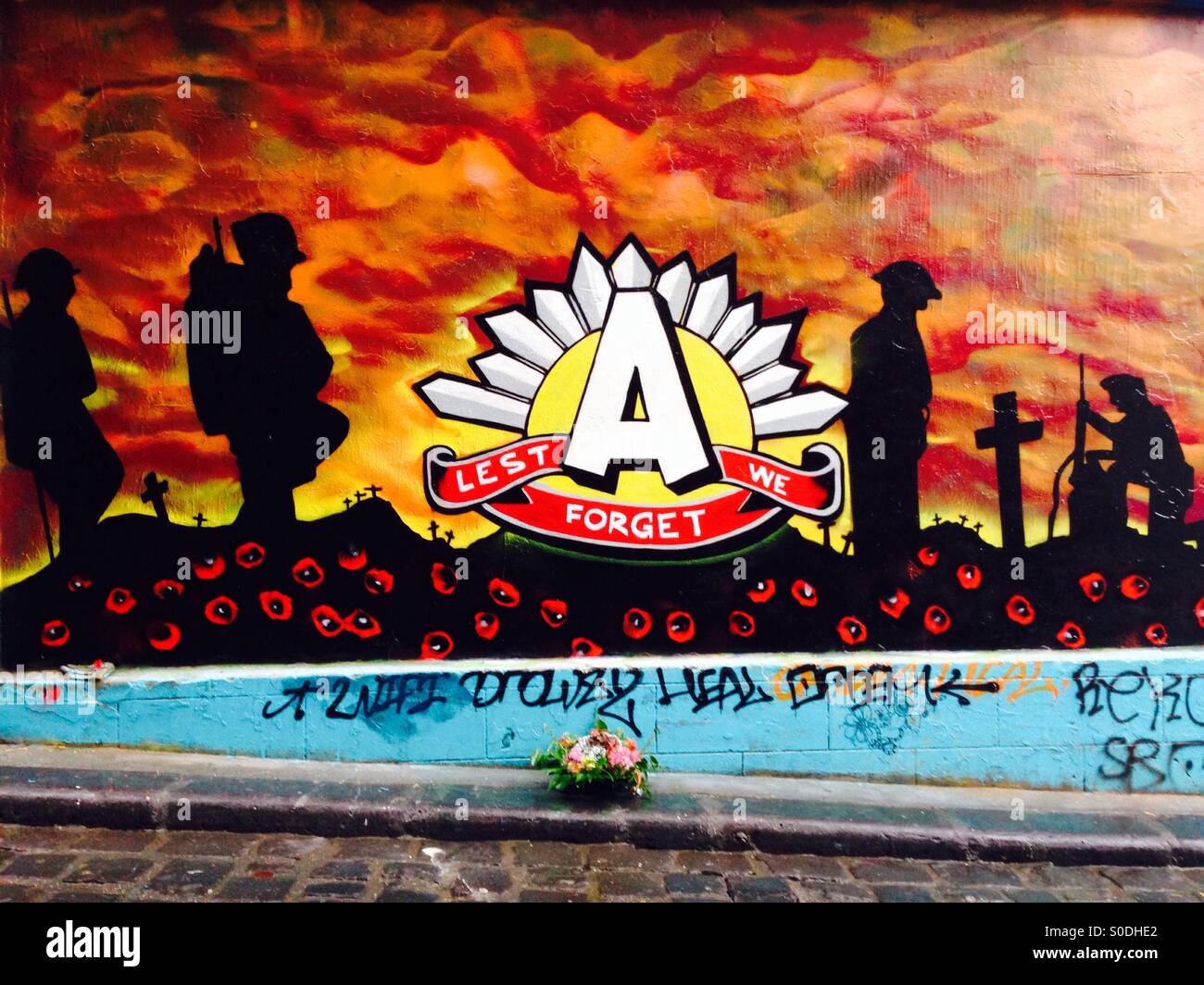 Anzac Day street art raffiguranti i soldati in guerra mondiale uno su una parete a Melbourne - Immagine stock catturata con smartphone