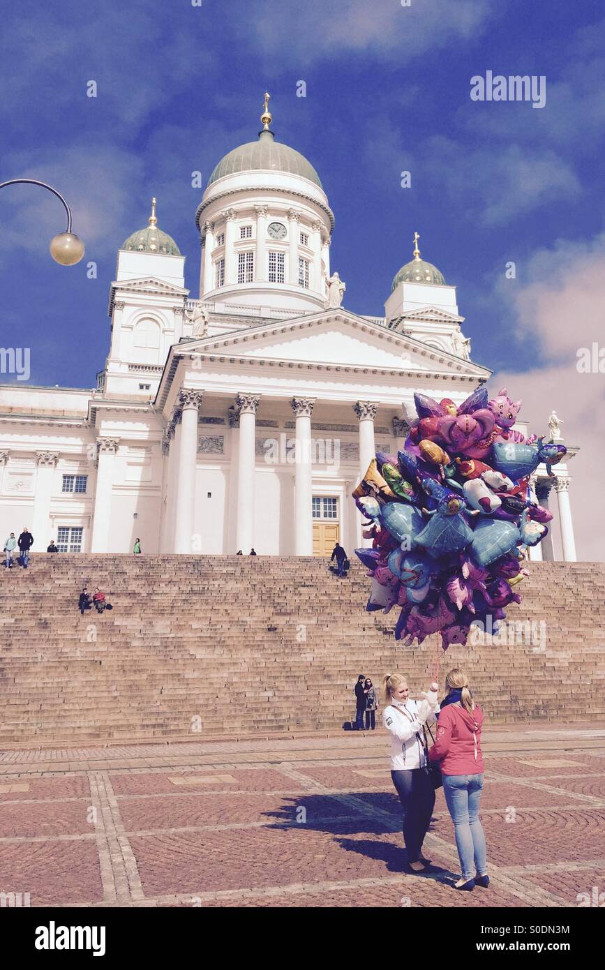 Vendita di palloncini il giorno di maggio vigilia a Senaatintori, Helsinki Foto Stock