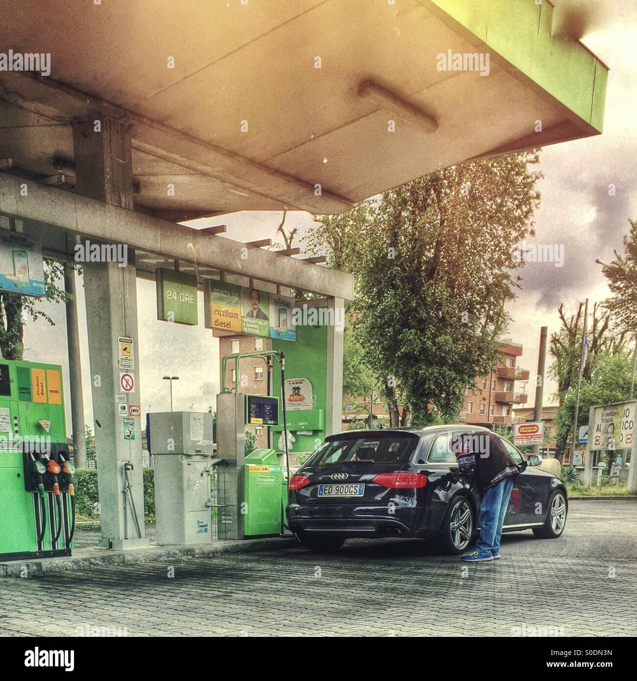 Rifornimento di carburante - Immagine stock catturata con smartphone