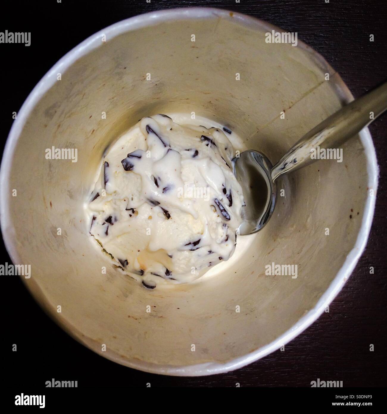 Abbiamo mangiato quasi tutta la vasca di Mint Chocolate Chip ice cream in una sola seduta, direttamente dalla scatola di cartone Foto Stock