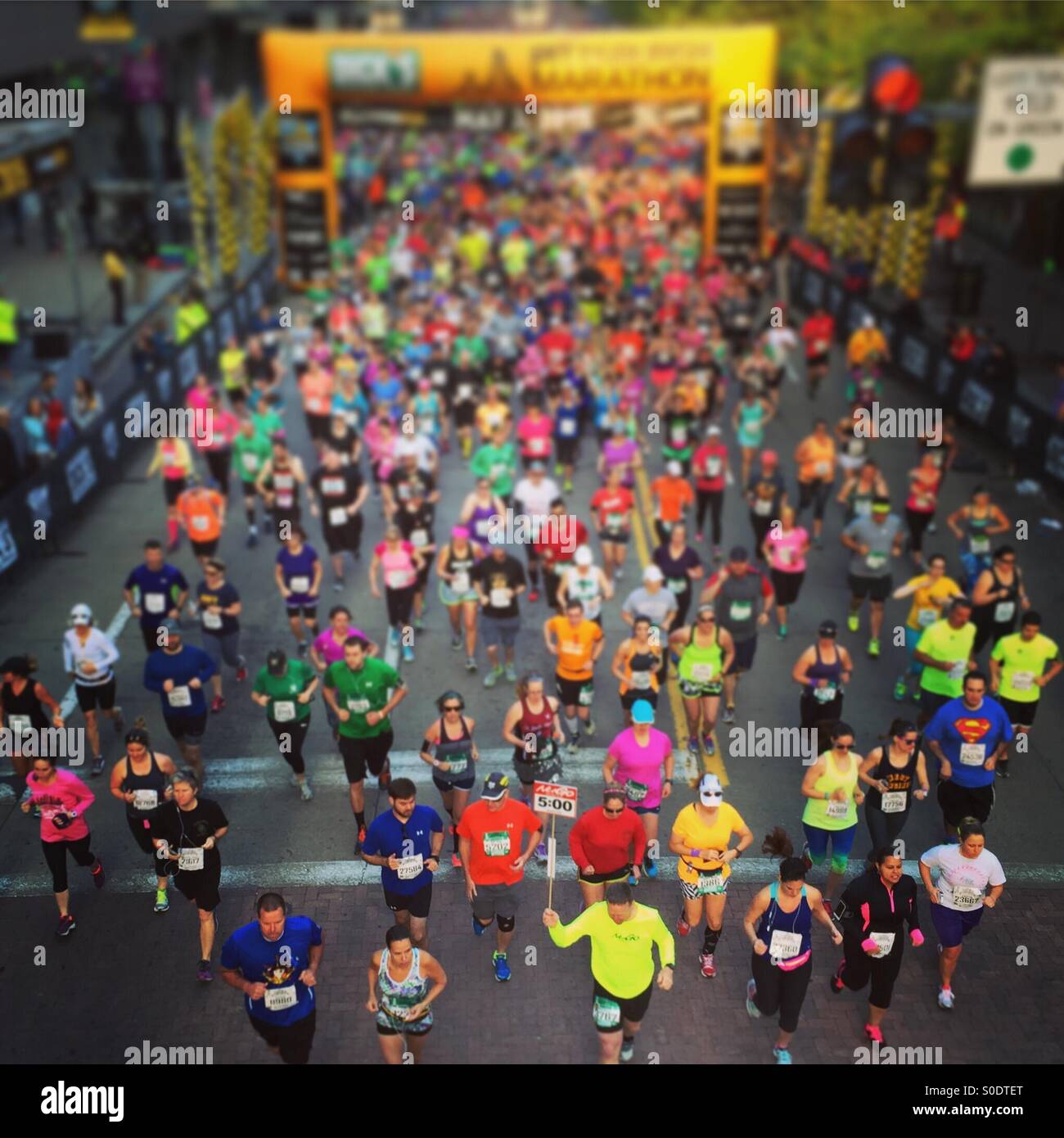 Una vista della linea di partenza della Maratona di Pittsburgh 2015. Foto Stock