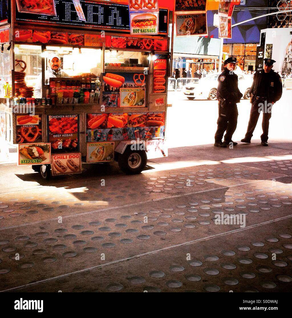 Hot Dog & NY poliziotti - Immagine stock catturata con smartphone