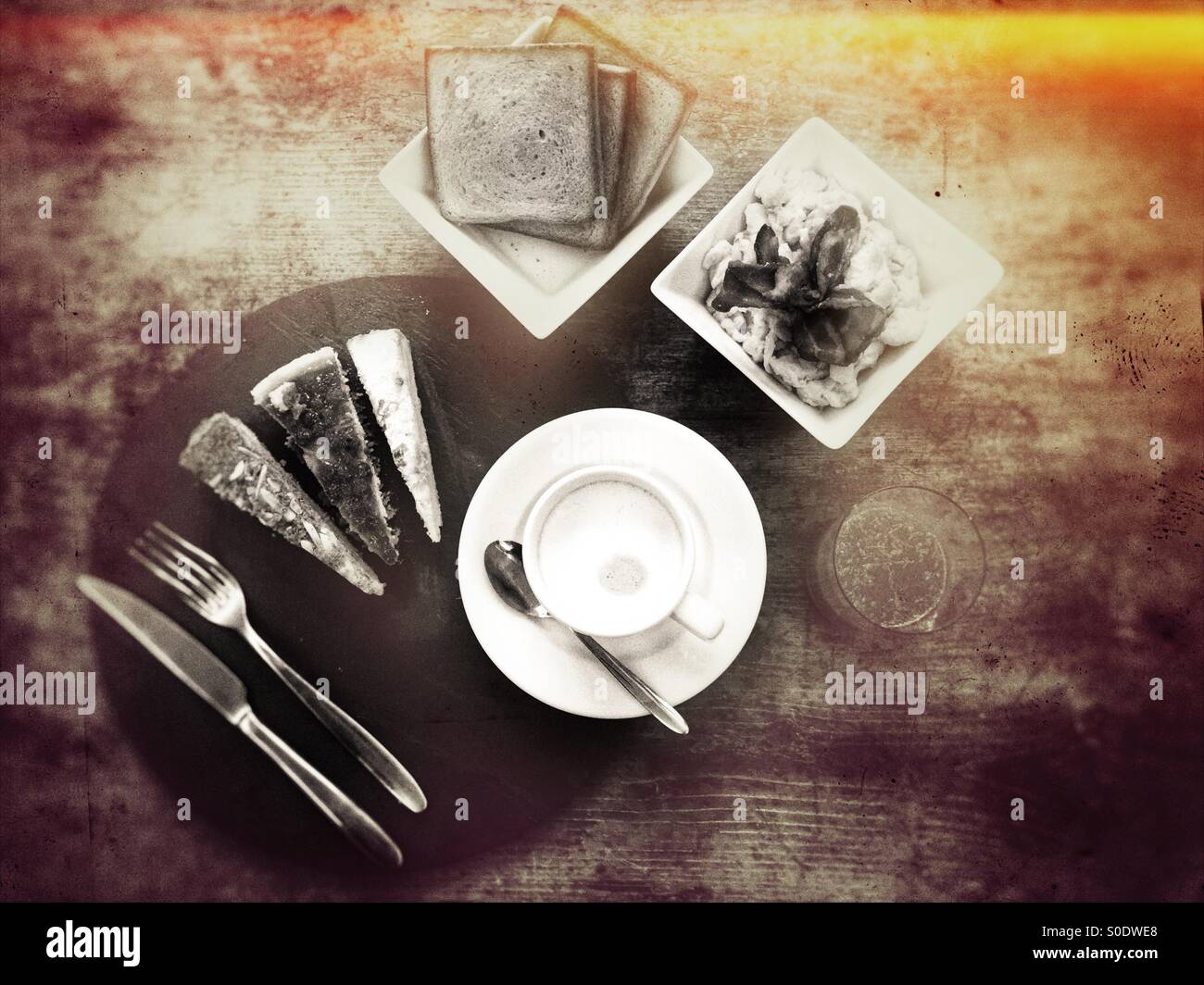 Colazione in bianco e nero - Immagine stock catturata con smartphone