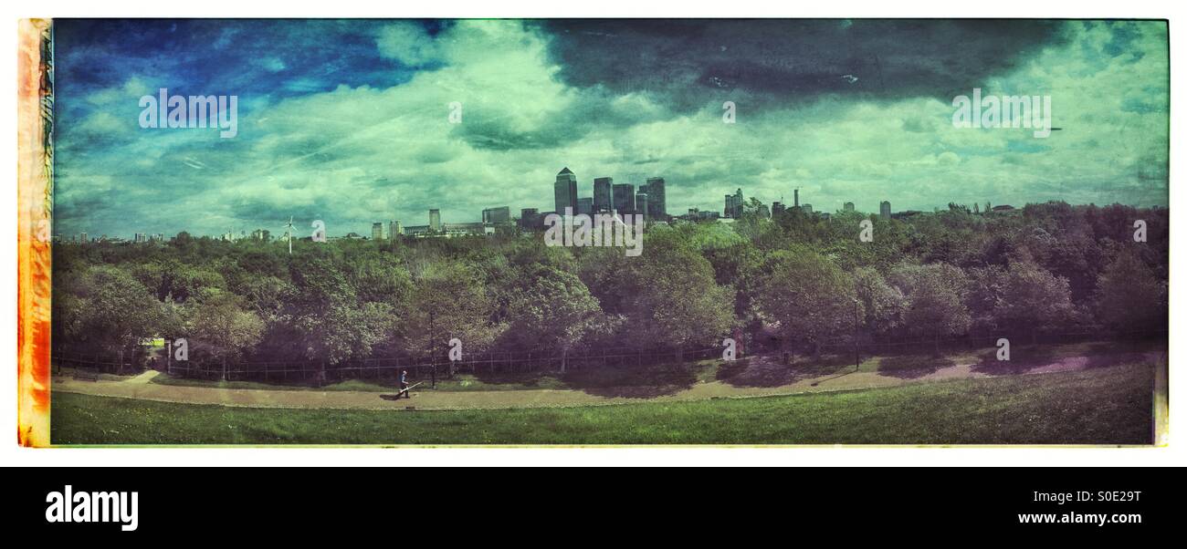 Vista panoramica di Canary Wharf, Londra, da doghe in collina. - Immagine stock catturata con smartphone