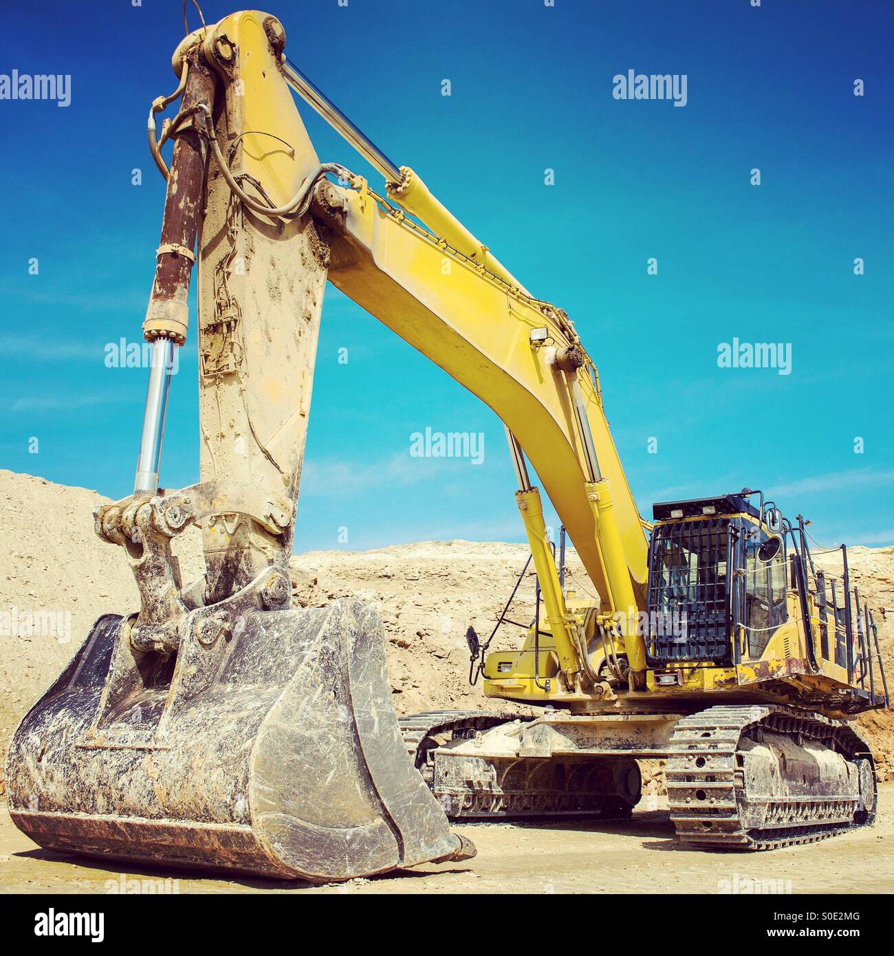 Digger al sito di cava - Immagine stock catturata con smartphone