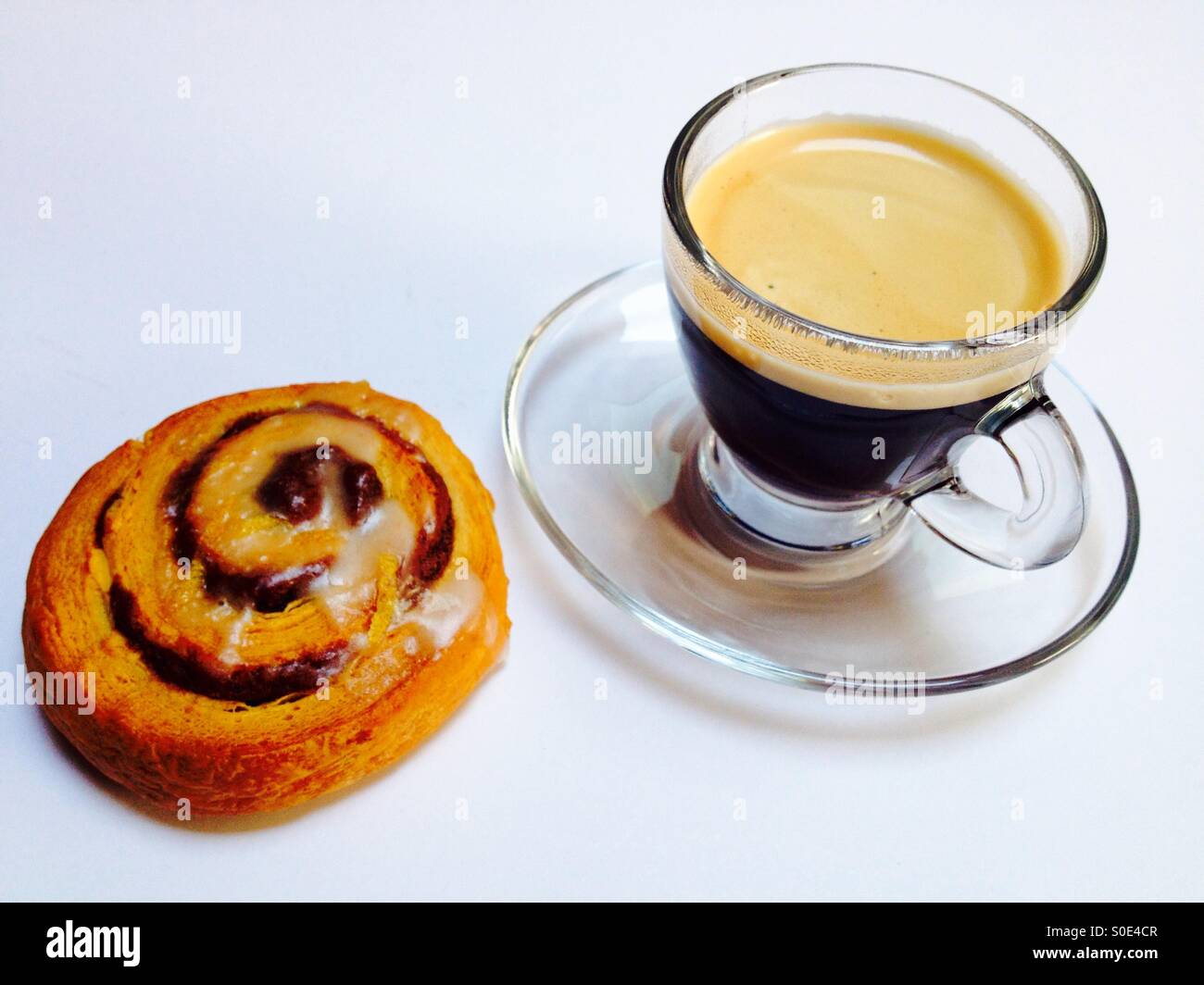 Caffè Espresso e cannella torta di turbolenza - Immagine stock catturata con smartphone