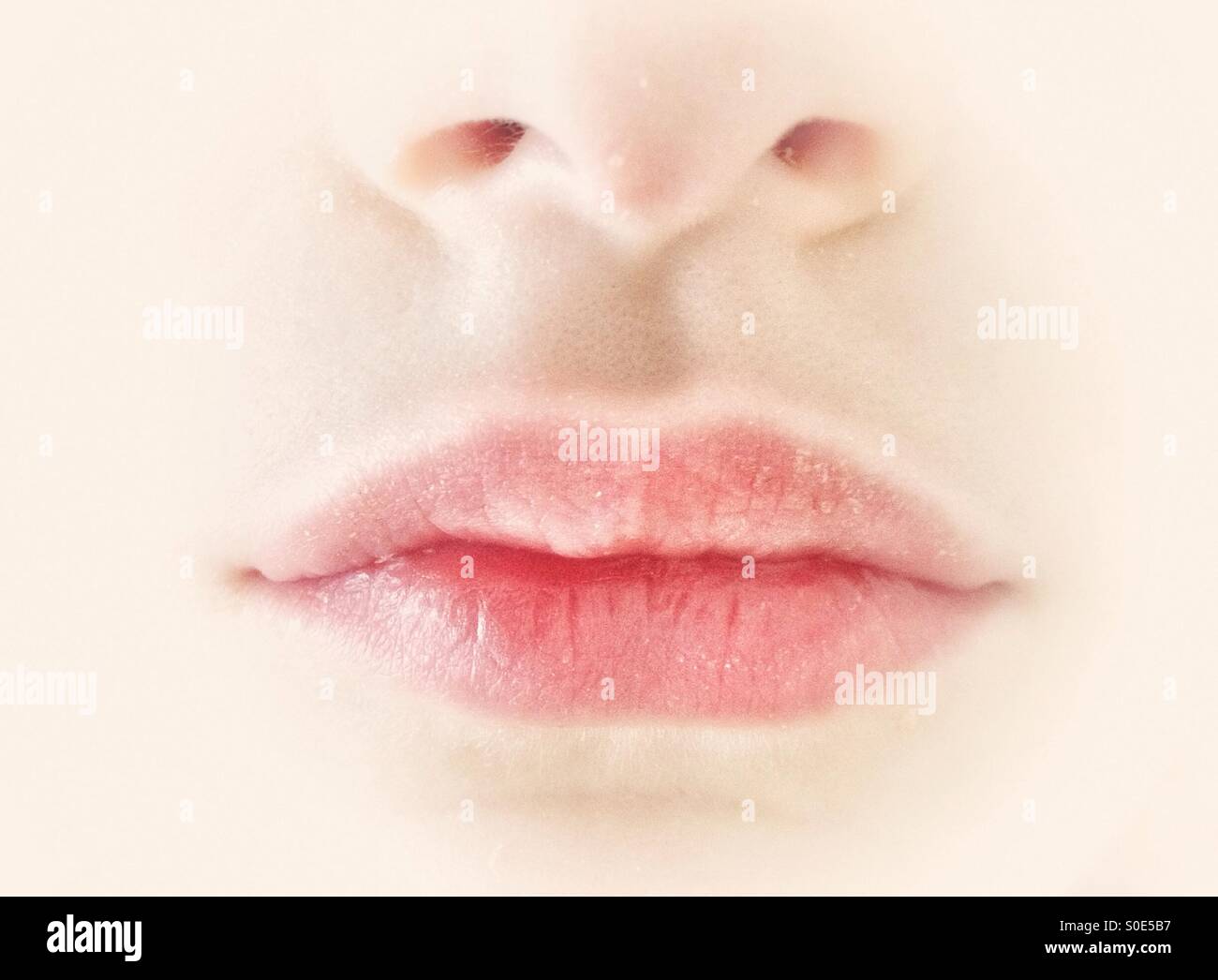 Le labbra della ragazza giovane Foto Stock