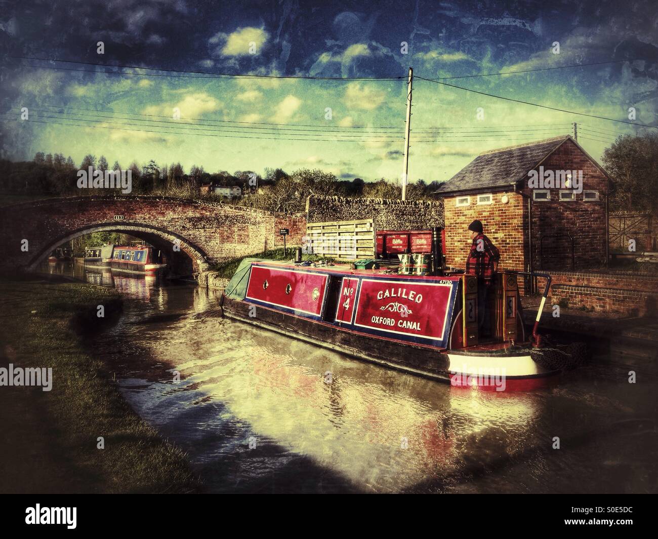 Narrowboat tradizionale sul Sud Oxford Canal a Napton-su-il-Hill, Warwickshire, Inghilterra. Foto Stock