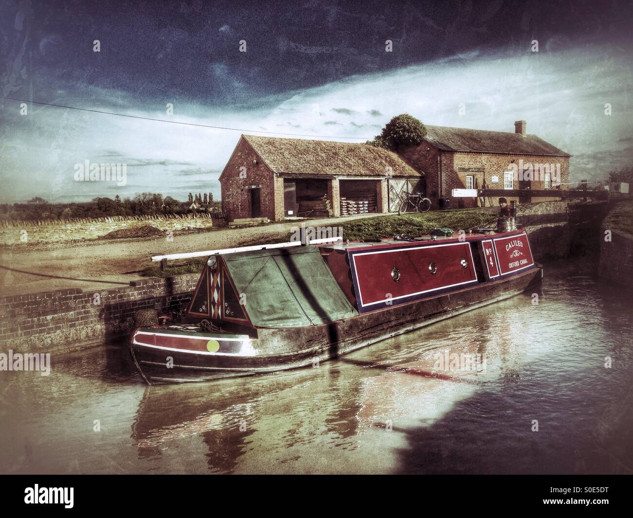 Narrowboat tradizionale uscita Napton blocca fondale, Sud Oxford Canal, Warwickshire, Inghilterra. Foto Stock