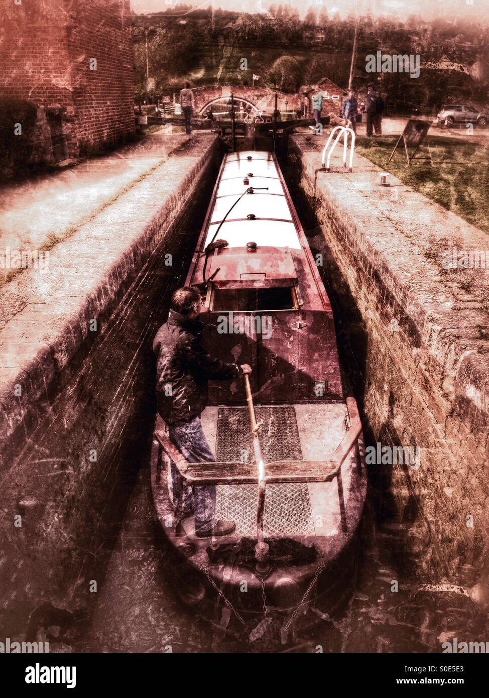 Narrowboat tradizionale nel Napton blocca fondale, Sud Oxford Canal, Warwickshire, Inghilterra. Foto Stock