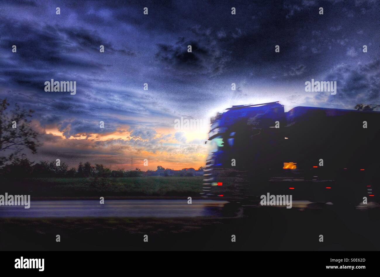 Un altro tramonto sulla strada - Immagine stock catturata con smartphone