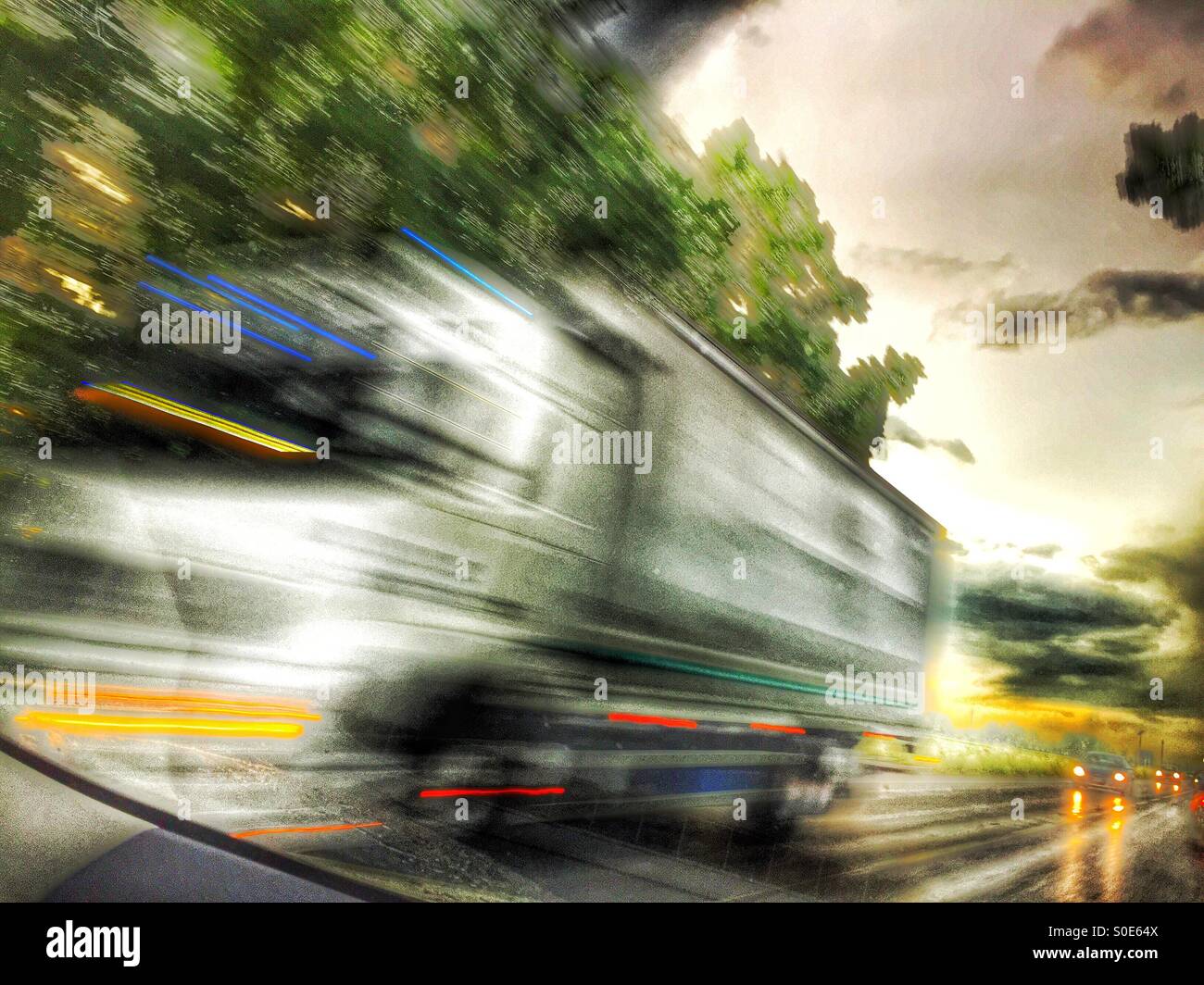 Camion veloce - Immagine stock catturata con smartphone