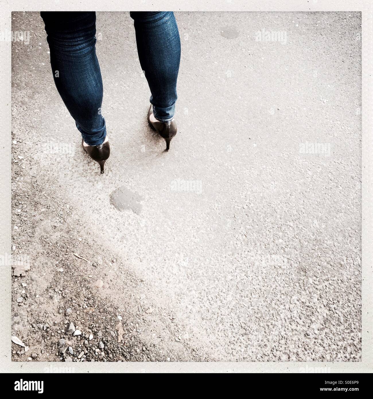 Una donna in tacchi alti per le strade di Brooklyn, New York. Foto Stock