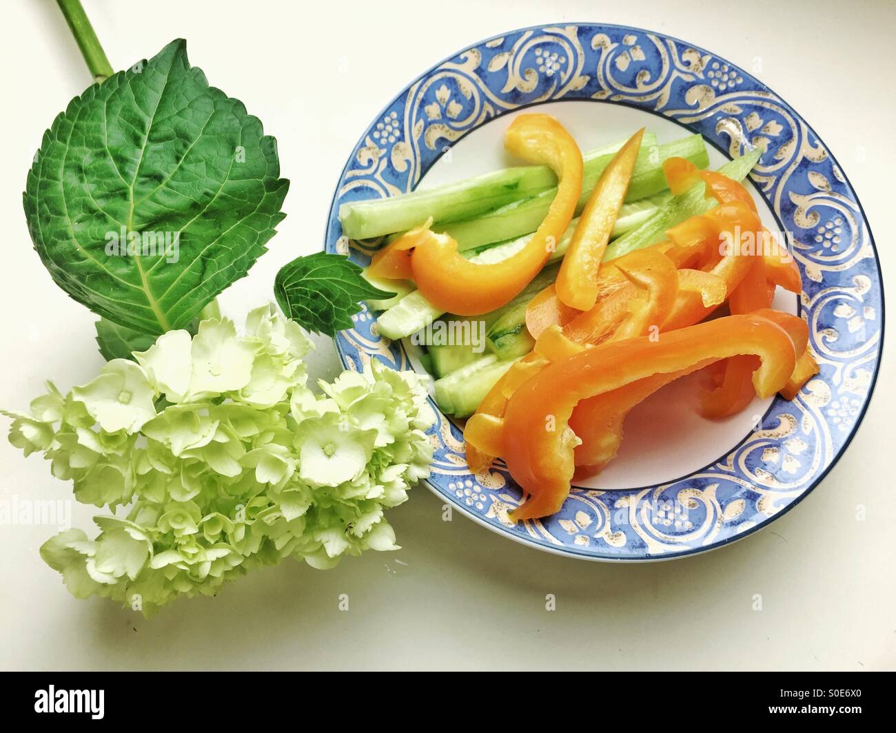 Ortaggi freschi sulla piastra - Immagine stock catturata con smartphone