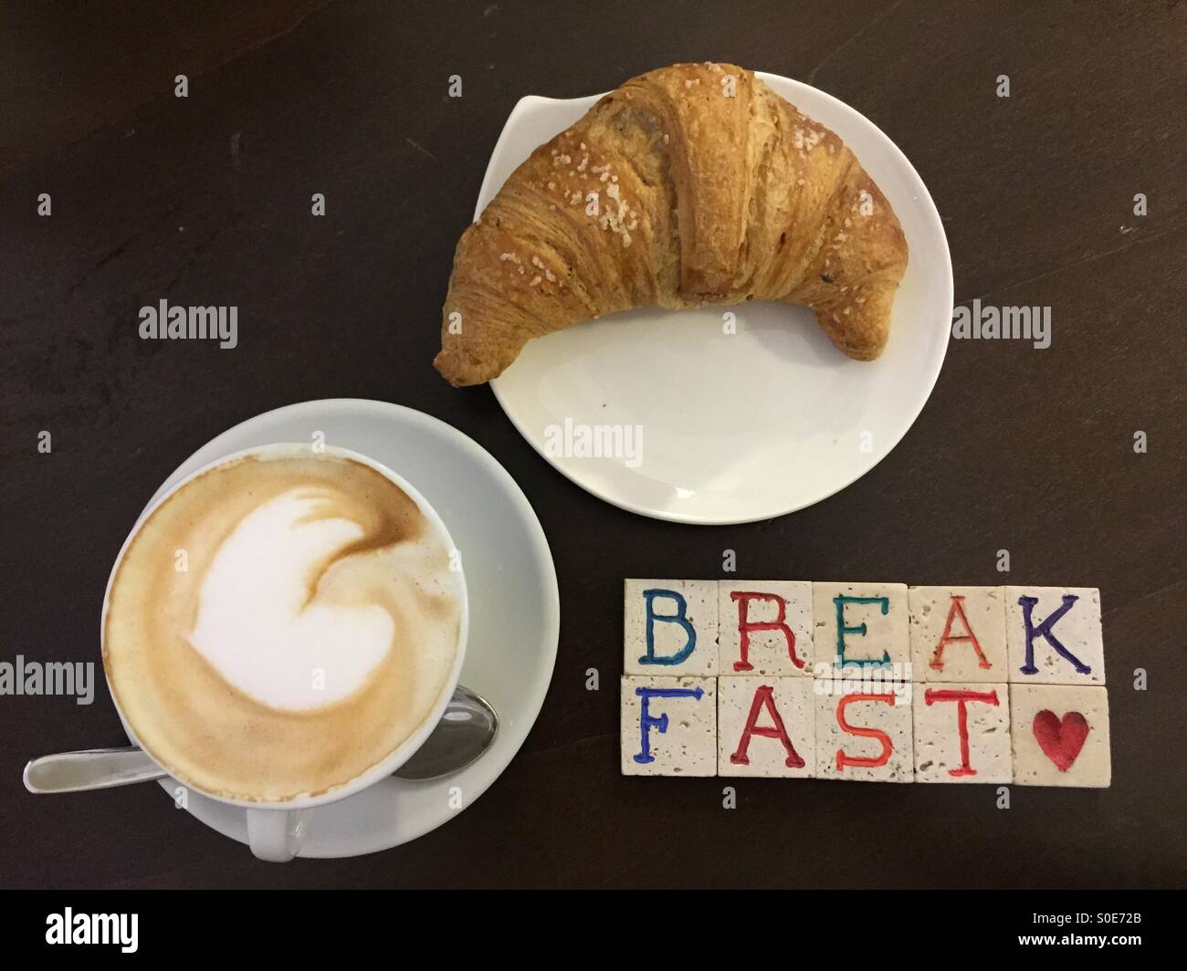 Amo la mia prima colazione al bar con cappuccino e croissant Foto Stock