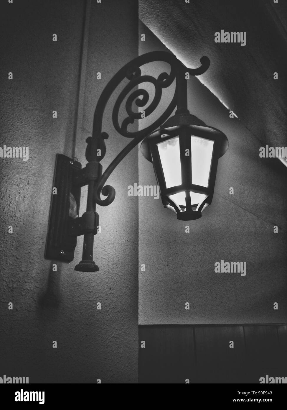 Lampione su una parete. - Immagine stock catturata con smartphone
