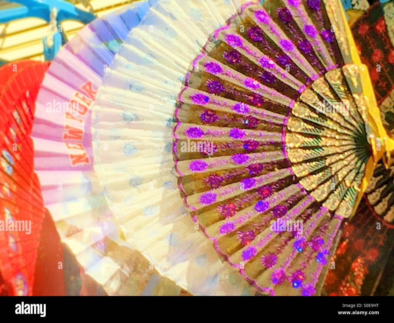Ventilatori in Chinatown NYC - Immagine stock catturata con smartphone