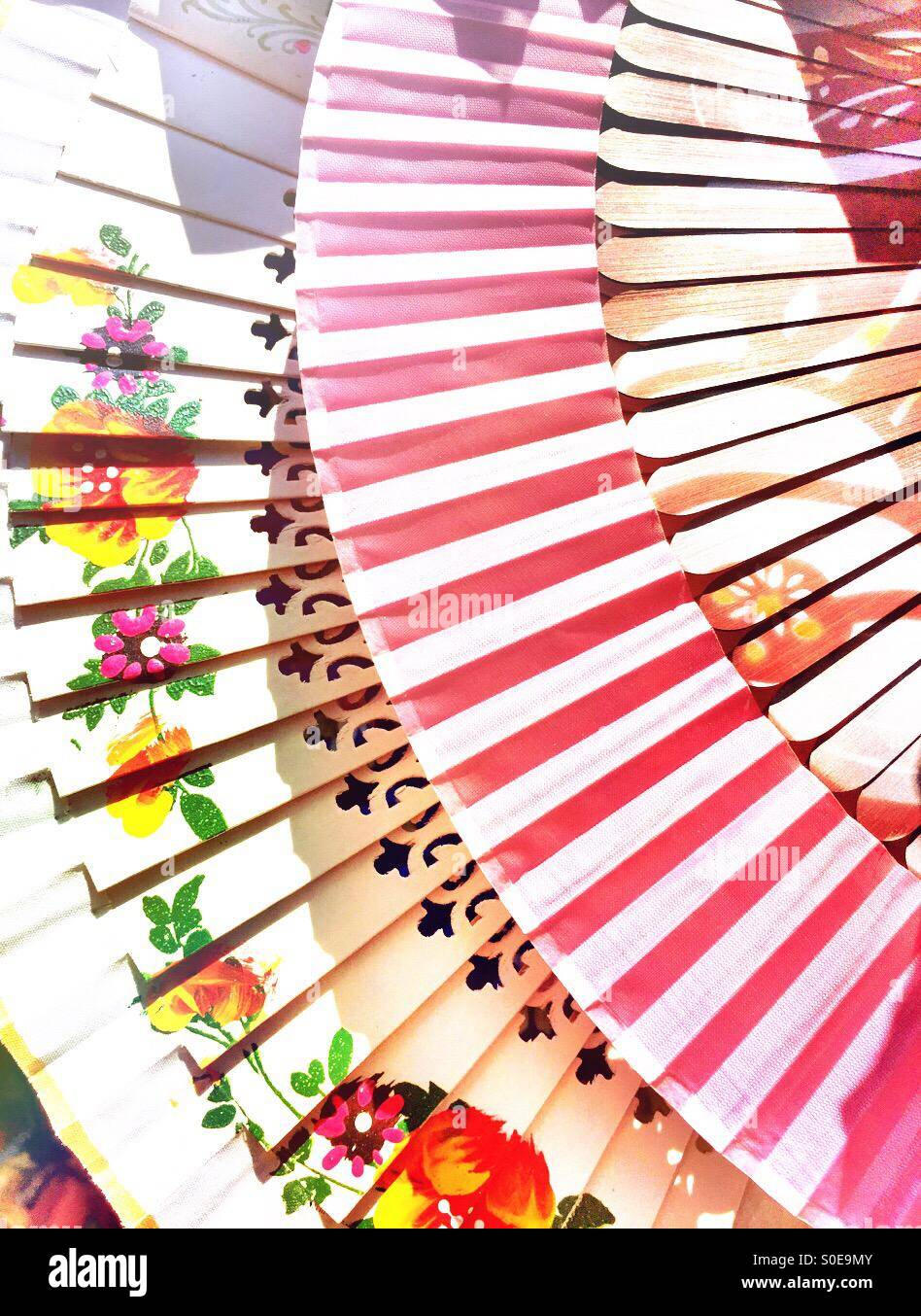Ventilatori in Chinatown, NYC - Immagine stock catturata con smartphone