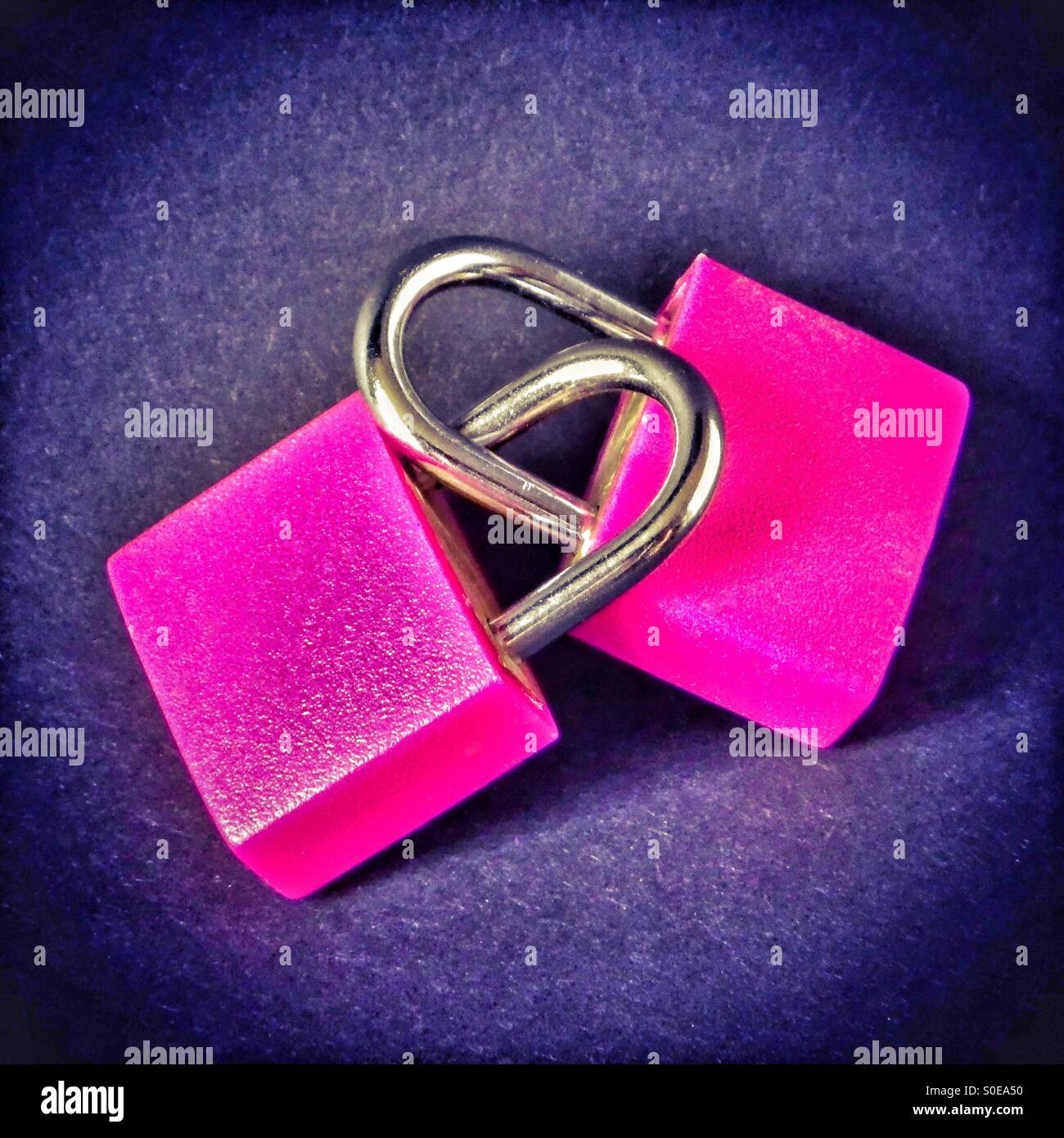 Lucchetti rosa bloccati insieme - Immagine stock catturata con smartphone