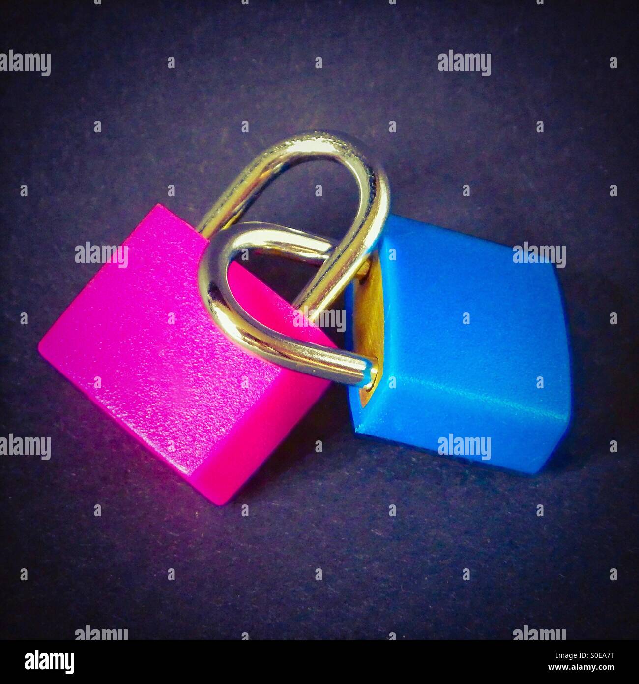 Lucchetti rosa e blu bloccati insieme - Immagine stock catturata con smartphone