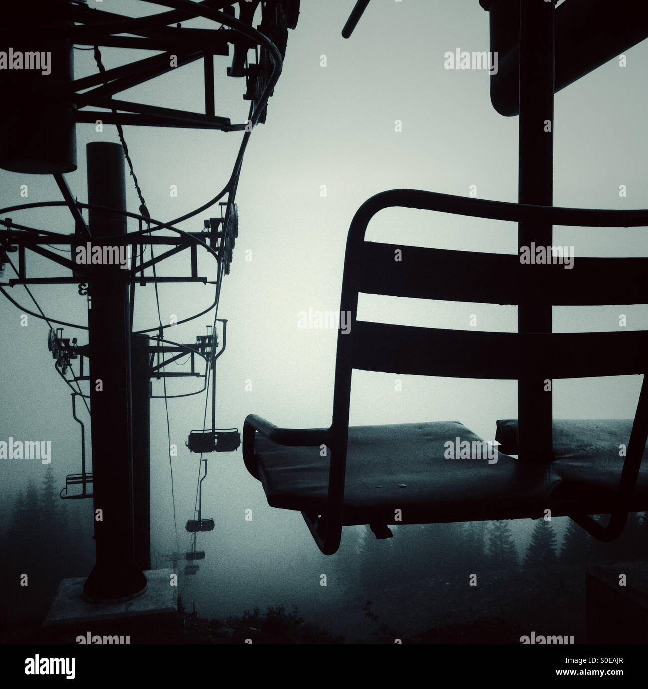 Svuotare ski lift sedie nella nebbia a Snoqualmie pass Foto Stock