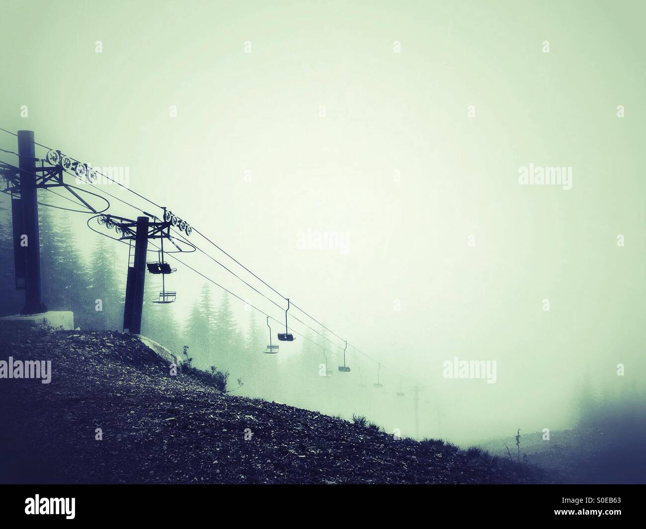 Svuotare ski lift fuori stagione - Immagine stock catturata con smartphone