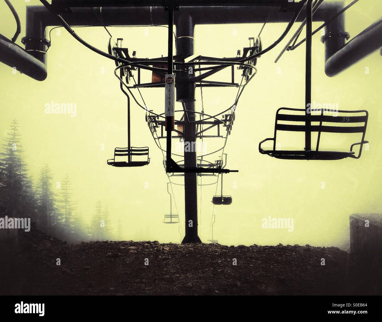 Ski lift - Immagine stock catturata con smartphone