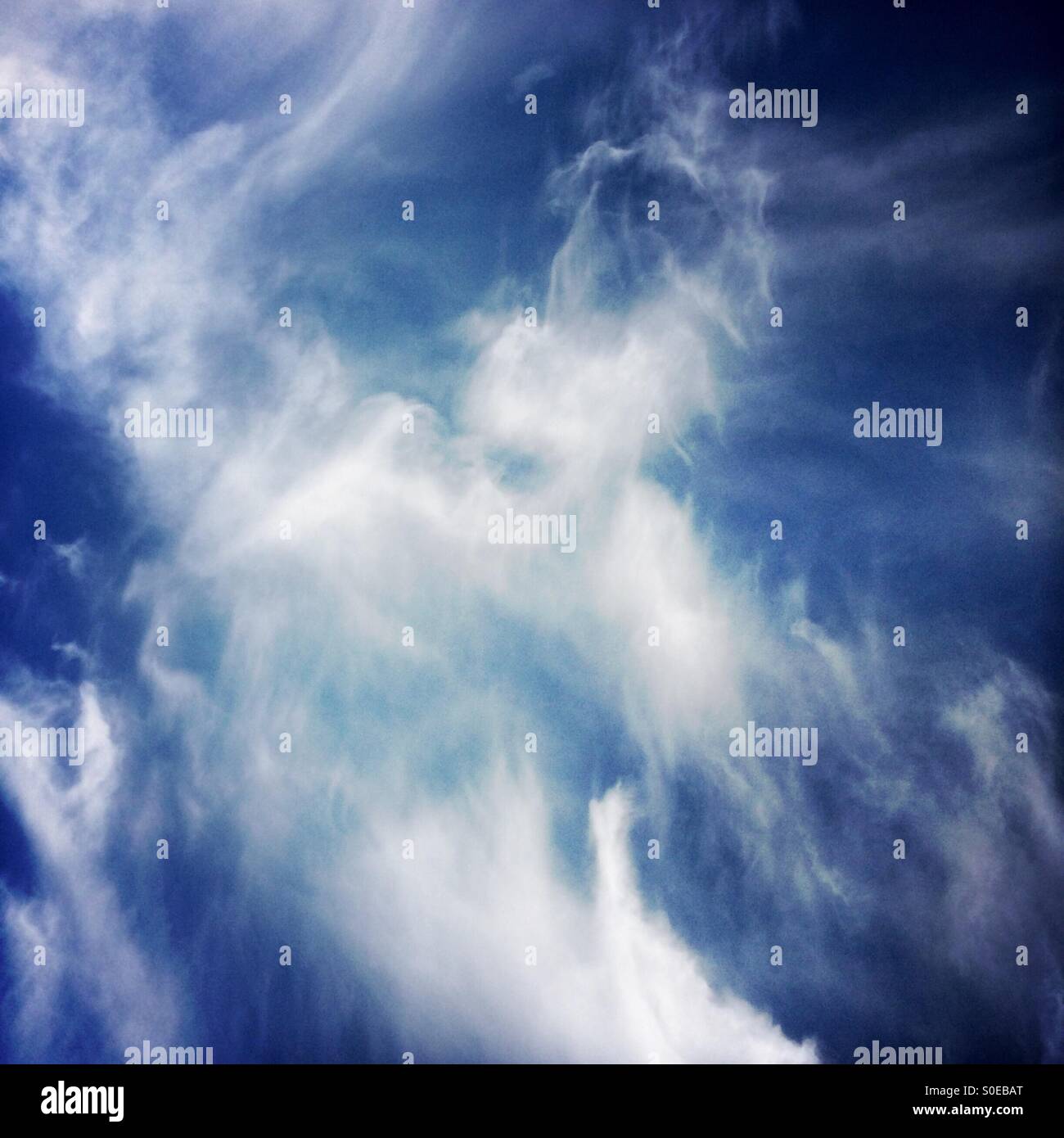 Nuvole bianche in una molla blu cielo. Un ballerino danza. - Immagine stock catturata con smartphone