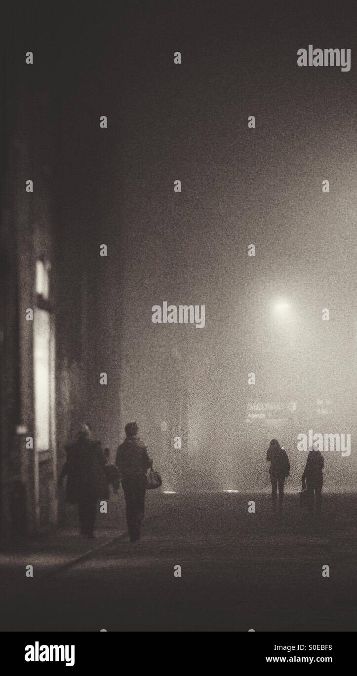 Quattro donne camminando nella nebbia Foto Stock