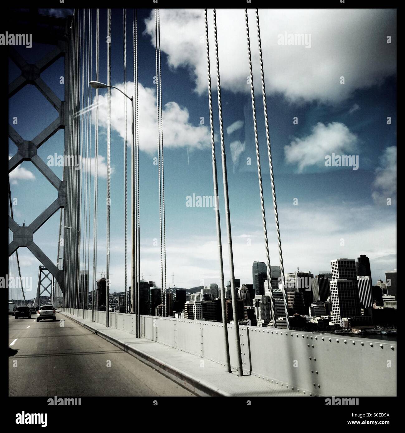 San Francisco visto dal Ponte della Baia. In California, Stati Uniti d'America - Immagine stock catturata con smartphone