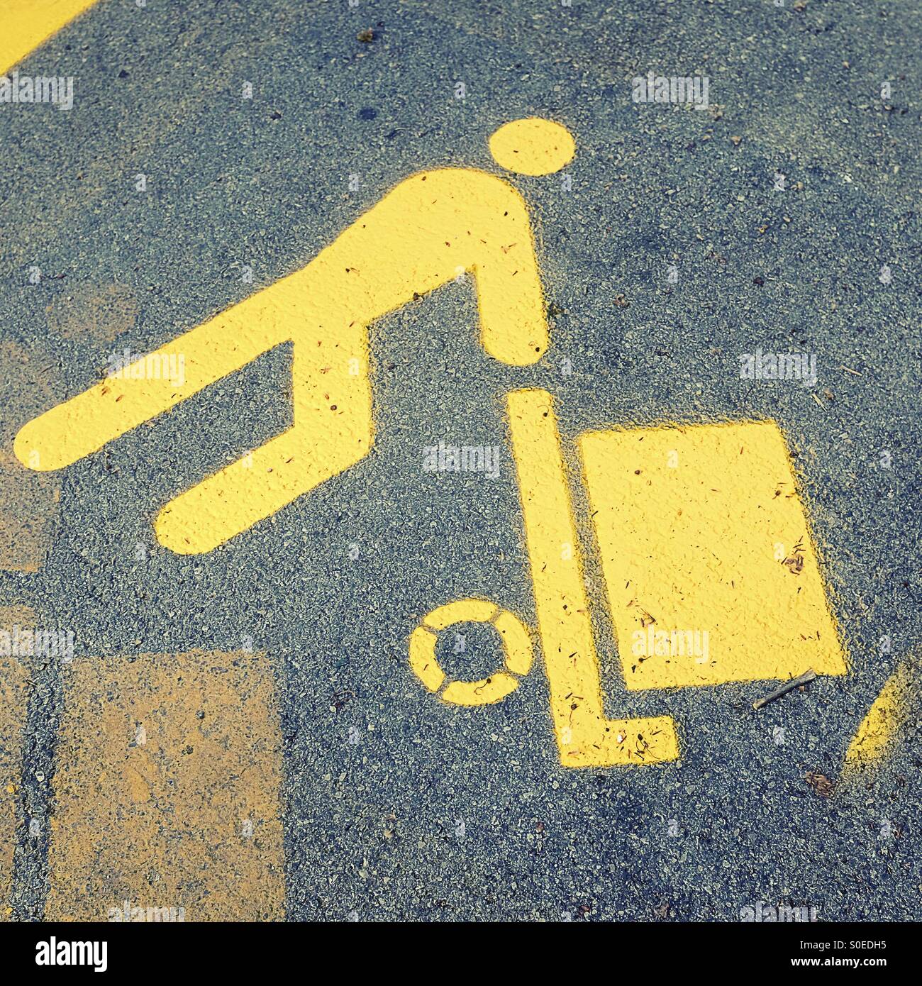 Segno dipinto uomo di consegna - simbolo di consegna a domicilio - simbolo corriere- consegna pacchi - merci pesanti Foto Stock