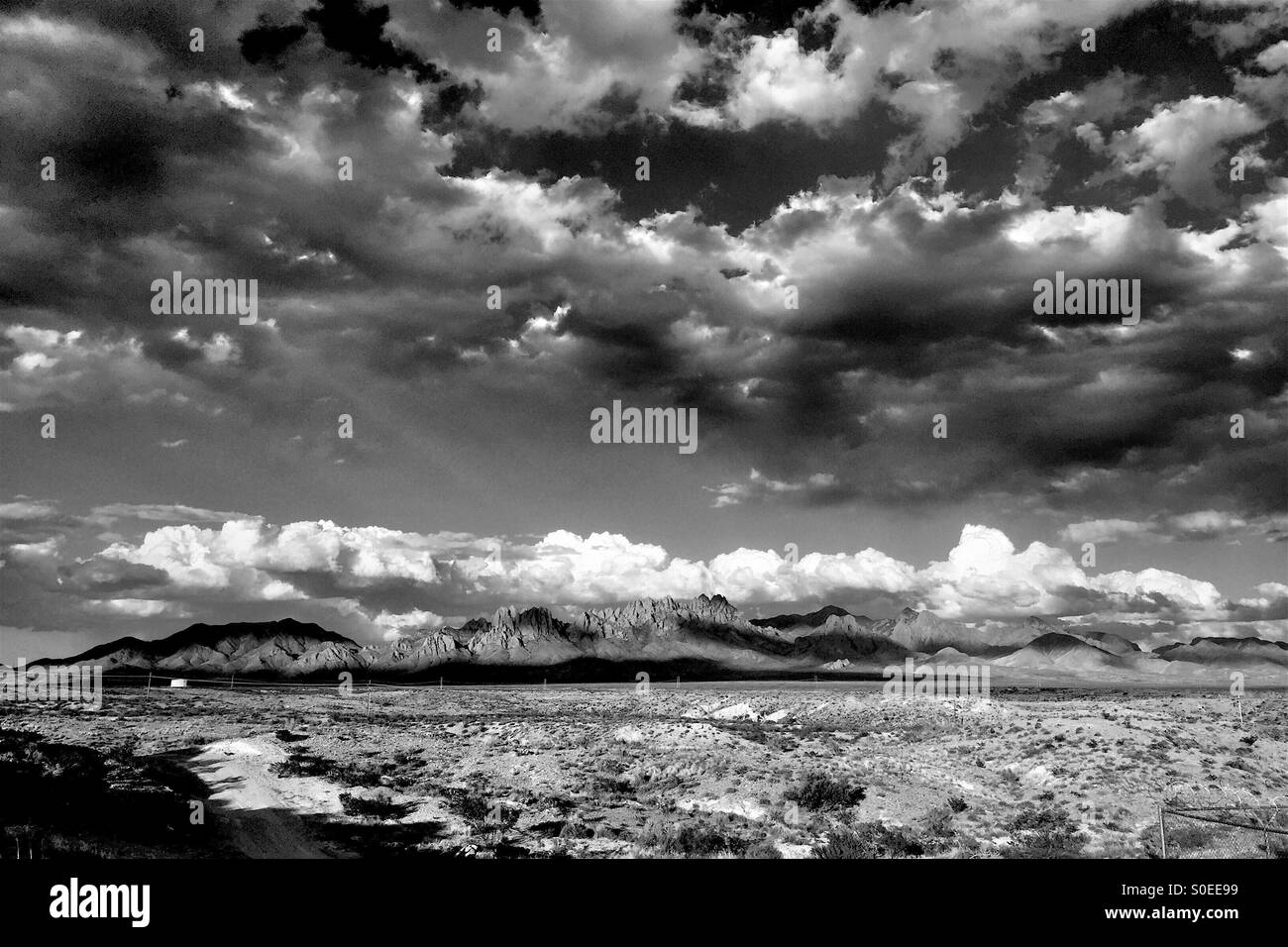 Una nuova tempesta che incombe sul montagne Organ in Las Cruces, Nuovo Messico Foto Stock