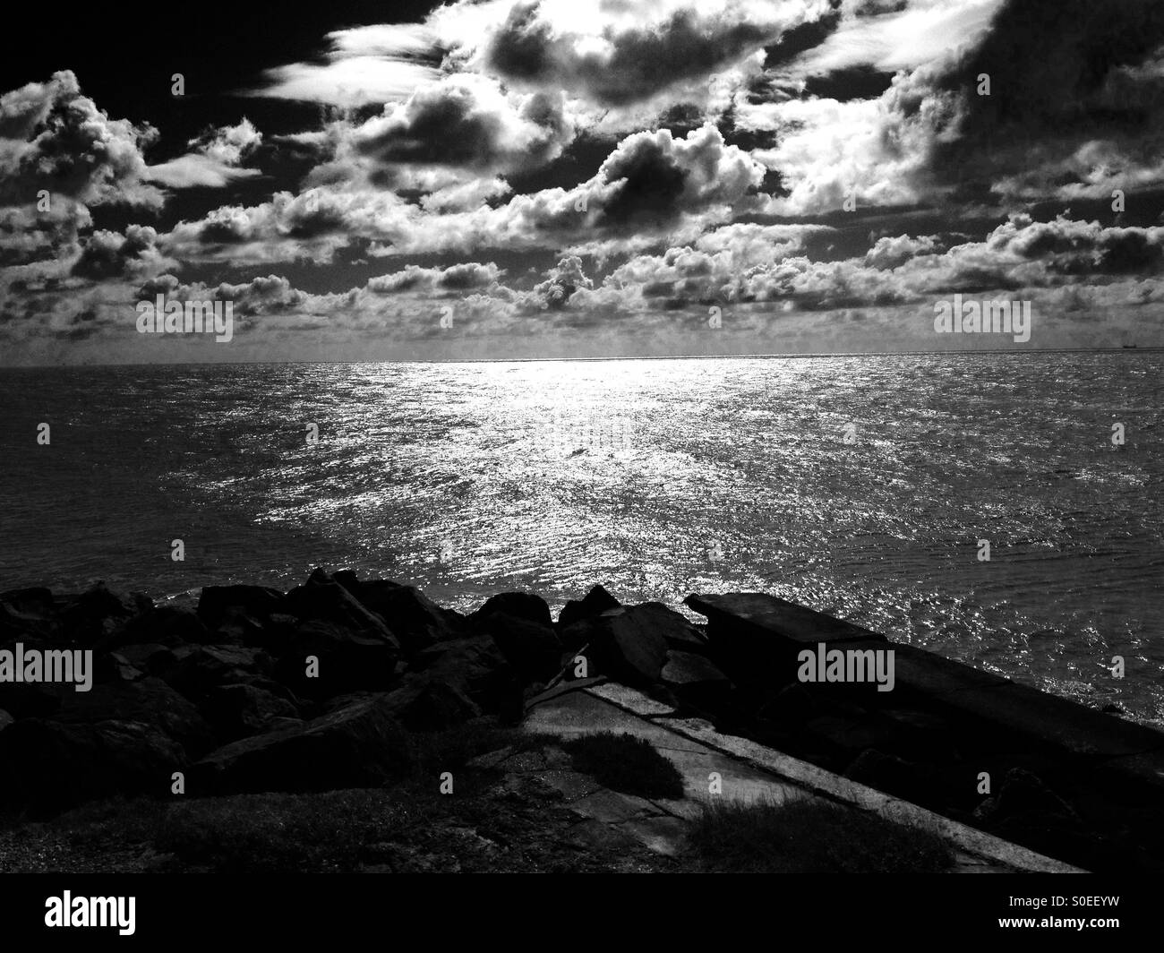 Nuvole sopra il mare del Nord, Est Lane, Bawdsey, Suffolk, Regno Unito. - Immagine stock catturata con smartphone