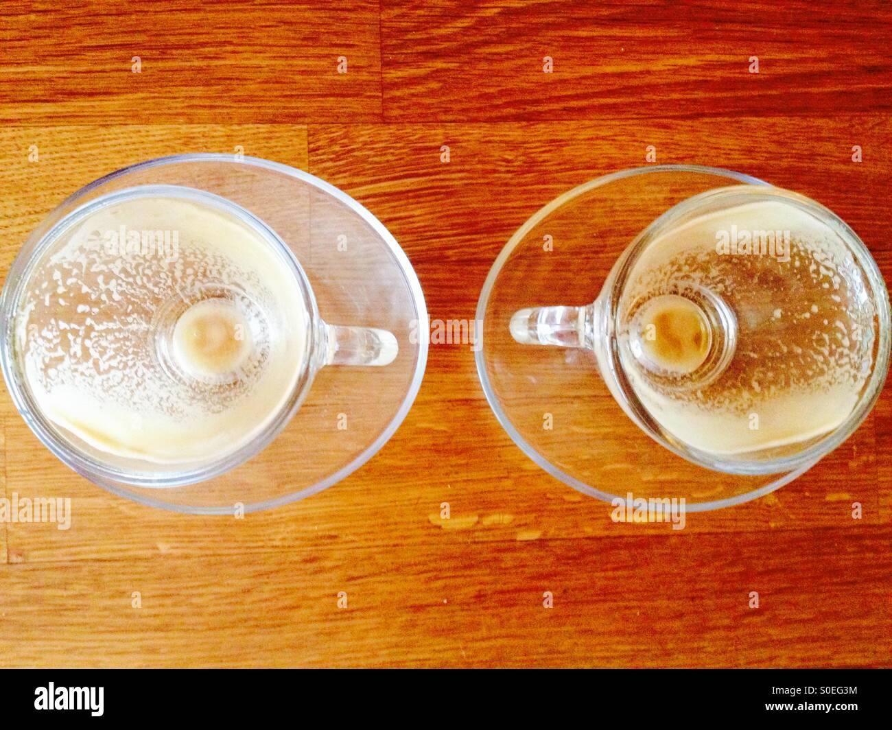 Svuotare tazzine per il caffè sul tavolo in legno - Immagine stock catturata con smartphone