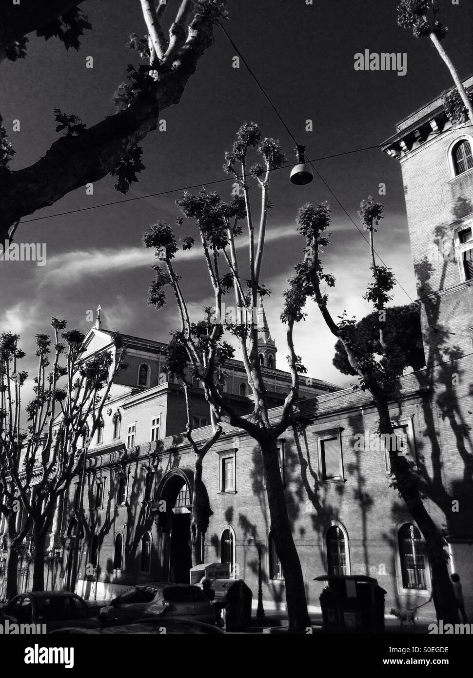 Una vista di via Merulana a Roma durante la primavera Foto Stock