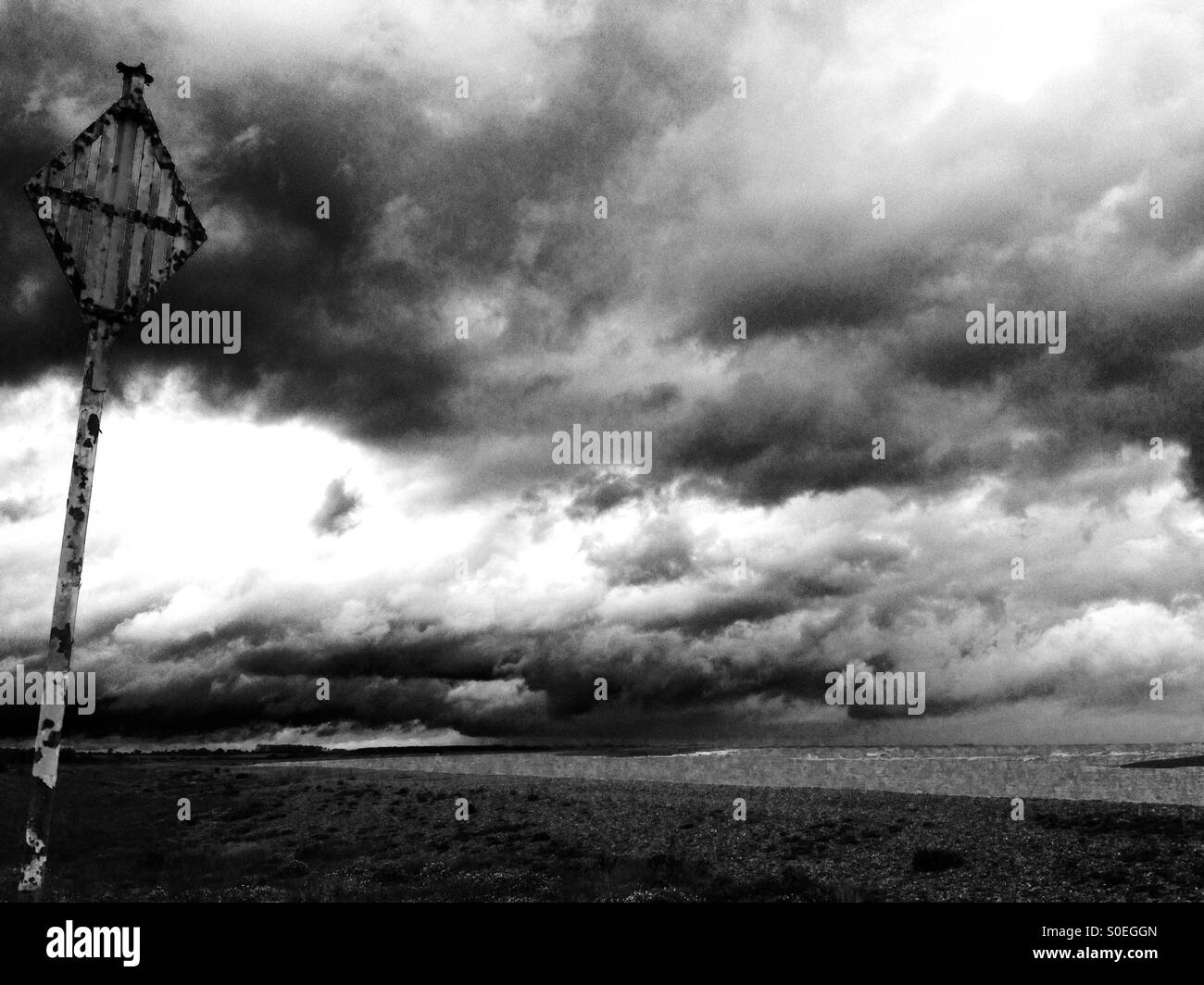 Fiume marcatore di minerale post, strada di ciottoli, Suffolk, Regno Unito. - Immagine stock catturata con smartphone