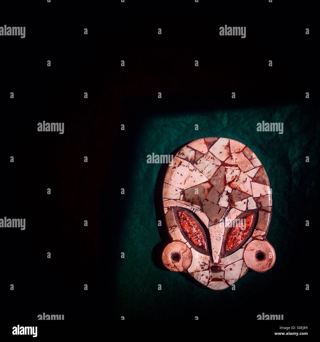 Testa di pietra di un alieno visualizzato nel Colegio Nacional de Acupuntura ,Colonia Condesa,Città del Messico.Questa opera d'arte è parte di una collezione di reperti trovati in Messico e presumibilmente sono realizzati da stranieri - Immagine stock catturata con smartphone