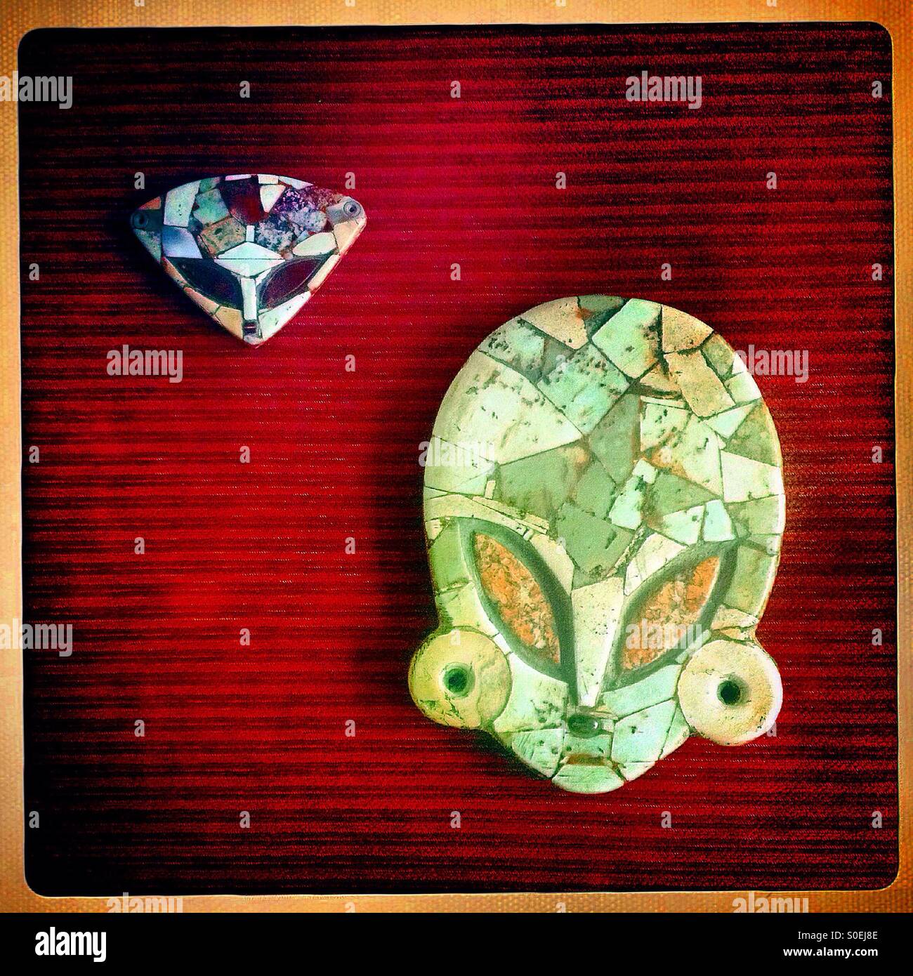 Le teste di pietra di alieni visualizzato nel Colegio Nacional de Acupuntura ,Colonia Condesa,Città del Messico.Questa opera d'arte è parte di una collezione di reperti trovati in Messico e presumibilmente sono realizzati da stranieri - Immagine stock catturata con smartphone