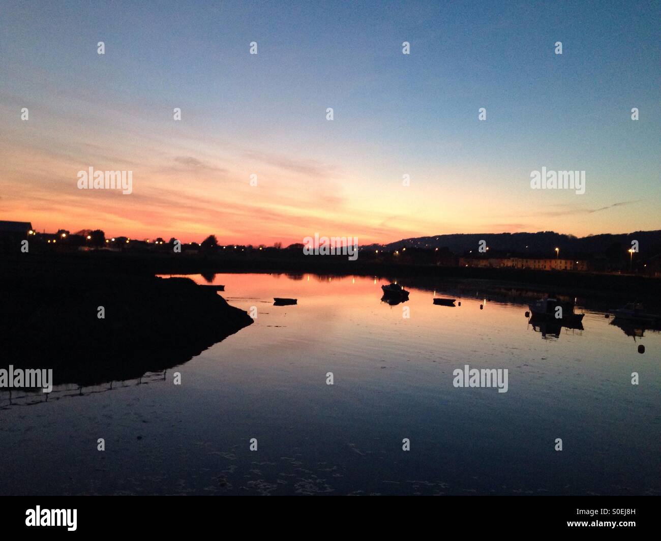 Sunset over burry port harbour una serata primaverile Foto Stock