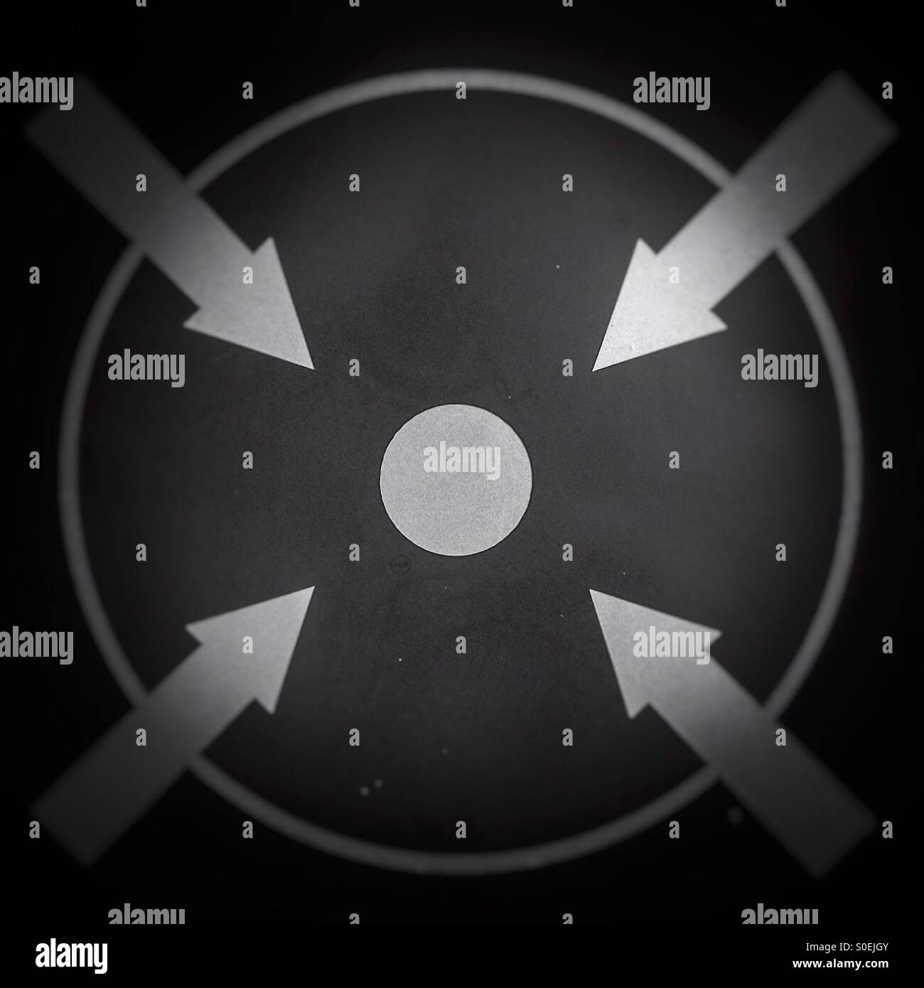 Il punto di incontro con il simbolo - Immagine stock catturata con smartphone
