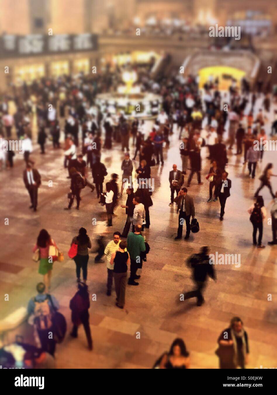 La folla in atrio principale stazione Grand Central. NYC - Immagine stock catturata con smartphone